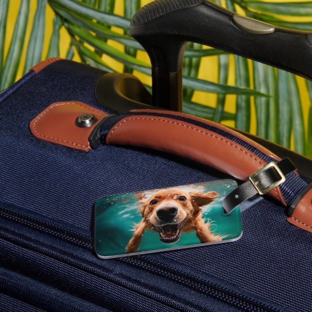 Glad Golden Retriever som simmar under vattnet Bagagebricka (Framsida Insitu 3)