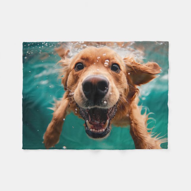 Glad Golden Retriever som simmar under vattnet Fleecefilt (Framsidan (Horisontell))