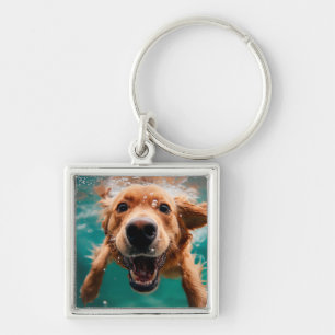 Glad Golden Retriever som simmar under vattnet Fyrkantig Silverfärgad Nyckelring