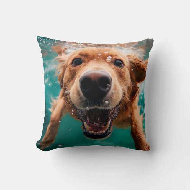 Glad Golden Retriever som simmar under vattnet Kudde (Framsida)
