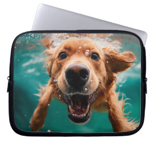 Glad Golden Retriever som simmar under vattnet Laptop Fodral