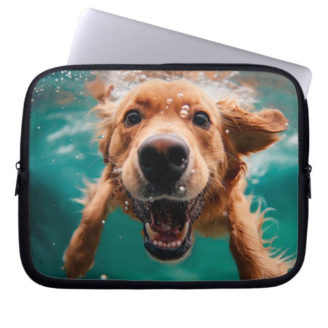 Glad Golden Retriever som simmar under vattnet Laptop Fodral (Framsidan)