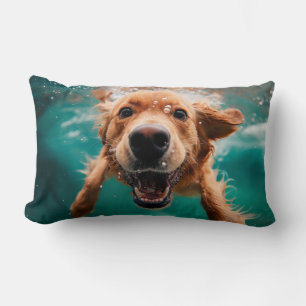Glad Golden Retriever som simmar under vattnet Lumbarkudde