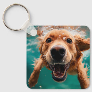 Glad Golden Retriever som simmar under vattnet Nyckelring