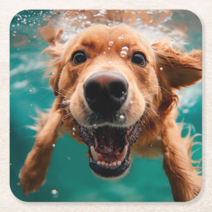 Glad Golden Retriever som simmar under vattnet Underlägg Papper Kvadrat