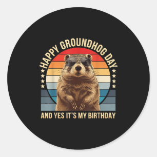 Glad Groundhog Day och ja det är min födelsedag Ro Runt Klistermärke