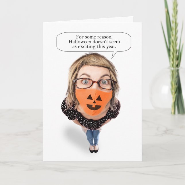Glad Halloween Kvinna som bär Covid ansiktsmask Helgkort (Framsida)