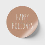 Glad helg. Blekens rosa  söt jul Runt Klistermärke<br><div class="desc">Cute minimalist,  enkel typografdekal "Glad helg" för vinterjulklapp i skuggor av pastellernas blek rosa,  dammig ,  grädde färg. Kontakta mig om du behöver fler artiklar.</div>