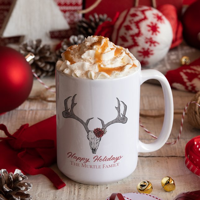 Glad helg Blommigt Reindeer Skull Bull Skull Kaffemugg (Elegant and Rustic Country Christmas Reindeer Skull and Red Roses Mug. Hand Drawn Illustration.)