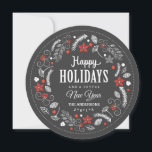 GLAD HELG BLOMMIGT WREATH HELGDAG PHOTO JULKORT<br><div class="desc">GLAD HELG: Bläckig och glad botanisk krans med poinsettia, holly, bär och löv i rött och vitt på kritbotten. Anpassa det här platta hälsning-fotokortet till helgdag med din familj namn och lägg till din favoritfamilj bild. Contemporary, klassiskt, modernt och snyggt sätt att skicka semesterhälsningar till vänner och familj i trendig...</div>