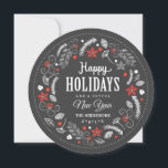 GLAD HELG BLOMMIGT WREATH HELGDAG PHOTO JULKORT<br><div class="desc">GLAD HELG: Ljusstark och muntert botanisk krans med poinsettia, holly, bär och löv i rött och vitt på kritbotten. Anpassa det här platta hälsning-fotokortet till helgdag med din familj namn och lägg till din favoritfamilj bild. Contemporary, klassiskt, modernt och snyggt sätt att skicka semesterhälsningar till vänner och familj i trendig...</div>