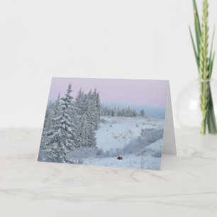 Glad helg card med snö, sprucen och en älg