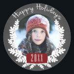 Glad helg Chalkboard | Helgdag Photo Sticker Runt Klistermärke<br><div class="desc">Skicka ut dina helgdagar hälsning med den här personligen i roligt med fotoklistermärke i rött,  svart och vitt färg. Vinter Foliage Chalkboard | Helgdag. Elke Clarke© More stilar and färg finns på vår webbplats www.zazzle.com/epclarke. Kalkylpanel är en utskriven fotoeffekt.</div>