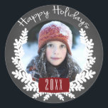 Glad helg Chalkboard | Helgdag Photo Sticker Runt Klistermärke<br><div class="desc">Skicka ut dina helgdagar hälsning med den här personligen i roligt med fotoklistermärke i rött,  svart och vitt färg. Vinter Foliage Chalkboard | Helgdag. Elke Clarke© More stilar and färg finns på vår webbplats www.zazzle.com/epclarke. Kalkylpanel är en utskriven fotoeffekt.</div>