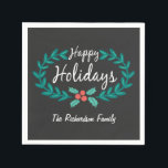 GLAD HELG CUTE HAND-DRAWN CHALKBOARD WREATH PAPPERSSERVETT<br><div class="desc">GLAD HELG | Ljusa och färglösa handdragna helgdag av krita i stil säsong med pappra blöjor med avslappnad handskriven retrotypografi, blommigtens andetag med lager och klump i svart, vitt, rött och grönt. Anpassa den med ditt namn eller anpassningsbar hälsning. Klicka på Anpassa om du vill ändra bakgrunden färg eller stil....</div>