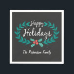 GLAD HELG CUTE HAND-DRAWN CHALKBOARD WREATH PAPPERSSERVETT<br><div class="desc">GLAD HELG | Ljusa och färglösa handdragna helgdag av krita i stil säsong med pappra blöjor med avslappnad handskriven retrotypografi, blommigtens andetag med lager och klump i svart, vitt, rött och grönt. Anpassa den med ditt namn eller anpassningsbar hälsning. Klicka på Anpassa om du vill ändra bakgrunden färg eller stil....</div>