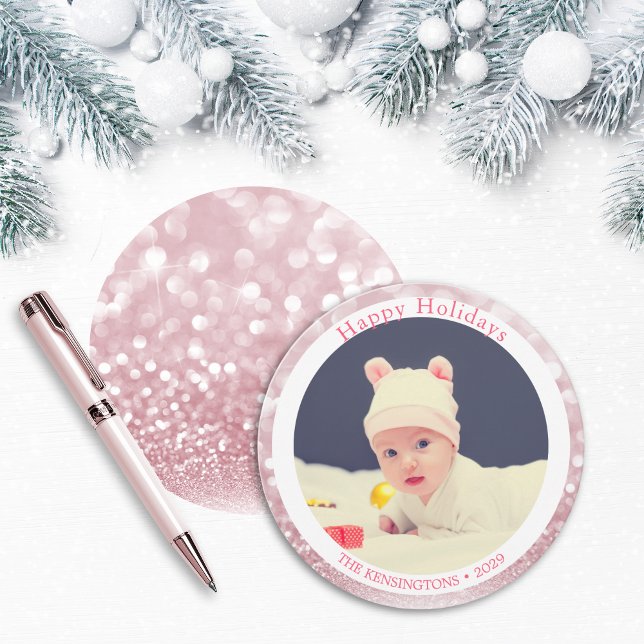 Glad helg Cute Rosa Glitter Julkort (Baby’s First Christmas Round Holiday Photo Card)