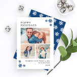 Glad helg Elegant Blue Photo Collage Julkort<br><div class="desc">Elegantens helgdag-fotosamlingskort innehåller "Glad helg" i mjuk svart klassisk text och innehåller en minsta kollage av tre fotoblanksteg, en anpassningsbar hälsning, och utrymme för att inkludera familjen namn eller namn. Mörk sapphire blue vintertid snöflingor visar framsidan och ett kompletterande vitt på blå vintersnöflake mönster går bakåt på kortet. All färg...</div>