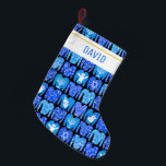 GLAD HELG Funny Ugly Hannukah Sweaters ANPASSNINGS Liten Julstrumpa<br><div class="desc">Anpassa med namn eller annan text. Visa kärlek för helgdagarna. Hand plockade efter mig! Kolla i min butik efter massor av matchande artiklar som att slå pappert,  kuddar,  handdukar och presentpapper också!</div>