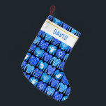 GLAD HELG Funny Ugly Hannukah Sweaters ANPASSNINGS Liten Julstrumpa<br><div class="desc">Anpassa med namn eller annan text. Visa kärlek för helgdagarna. Hand plockade efter mig! Kolla i min butik efter massor av matchande artiklar som att slå pappert,  kuddar,  handdukar och presentpapper också!</div>