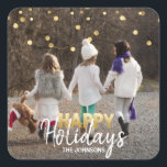 GLAD HELG Julafton Familj Guld White | PHOTO Fyrkantigt Klistermärke<br><div class="desc">Lägg till foto/bild till de underbara julklämparna lycklig helgdag. Lägg till Familj namn eller ta bort. Brev i faux guld och vita manustopografi. Faux guld-konetti lägger till lite mer stöld!</div>