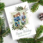 Glad helg Julfoto-Snyggten Geometric Julkort<br><div class="desc">Fira helgdagarna med det här vackra kortet som innehåller ditt foto omgivet av ett botaniskt ram i Ro ovanför din anpassningsbar Julhälsningar och namn. Baksidan har en subtil geometrisk mönster-design (färg i bakgrunden kan enkelt ändras genom att klicka på anpassa och sedan bläddra nedåt till väljaren i färg). Snyggt och...</div>