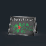 Glad helg-kort | Faux Chalkboard, Holly Helgkort<br><div class="desc">Denna billiga och festliga svarta och vita faux-krita "Glad helg"-jul eller Helgdag-kort har en grå grupp som har grå löv och bär och annat blandat löv på en fin krita med en tunn vit krita som ser gräns runt omkring den. "Glad helg"-formuleringen görs i ett modernt typsnitt med en grym...</div>
