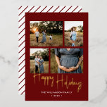 Glad helg Modern Red Photo Collage Guld<br><div class="desc">Modern Helgdag-kort i mörk burgundröd,  anpassad med en fotokollage på fyra bilder som du väljer inuti en delikat guld ram - äkta guld-folie för God jul. Bakgrunden färg och färg i rand på baksidan kan ändras i verktyg om du vill.</div>