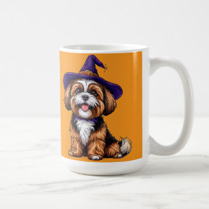 Glad hund som bär en häxhatt kaffemugg