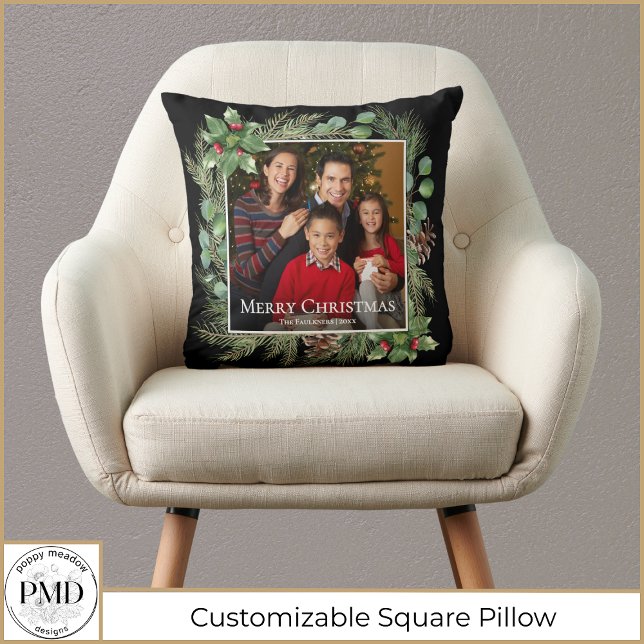 Glad jul Foto Krans Botanisk Kudde (Merry Christmas Photo Wreath Botanical Square Pillow with Your Photo, Name, Year.)