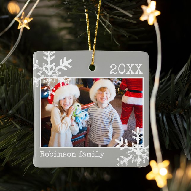 Glad jul vinter snöflinga ljusgrå foto julgransprydnad keramik (Rustic snowflake family holiday keepsake photo ornament perfect for gifts to bring joy to others.)