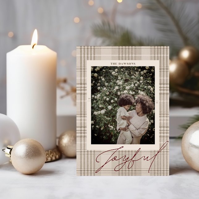 Glad juldukke med rutmönster julkort (Joyful plaid Holiday card. Simple retro Christmas card design with script typography.)