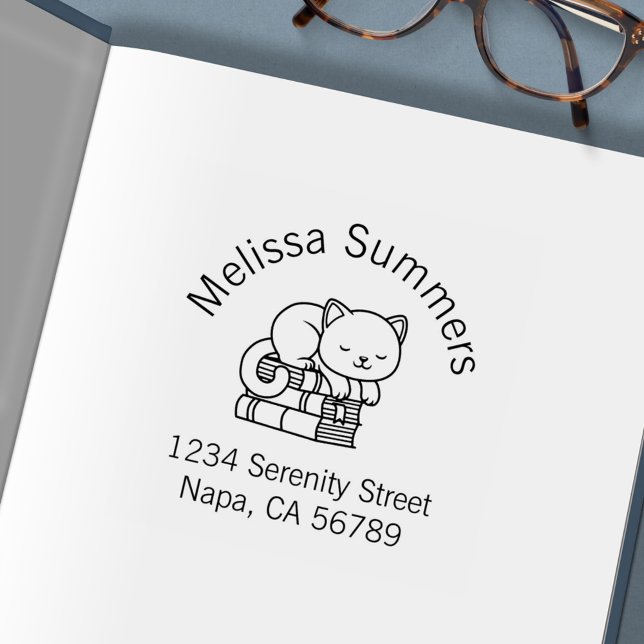 Glad katt på toppen av en hög med böcker Adress Självfärgande Stämpel (Skapare uppladdad)