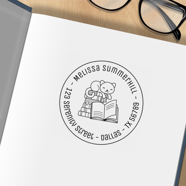 Glad katt på toppen av rund adress 3 på bokstapel stämpel (Skapare uppladdad)