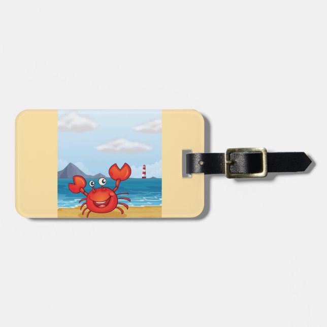 Glad krabba på strand med fyr bagagebricka (Horisontell Framsida)