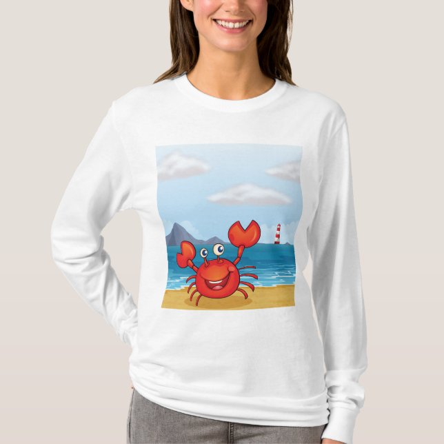 Glad krabba på strand med fyr t shirt (Framsida)