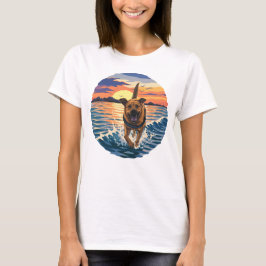 Glad Labrador som springer genom gyllene solnedgån T Shirt