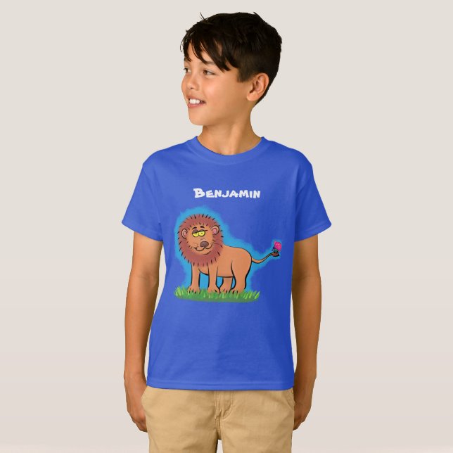 Glad lejon med fjäril serieteckning design t shirt (Hel framsida)