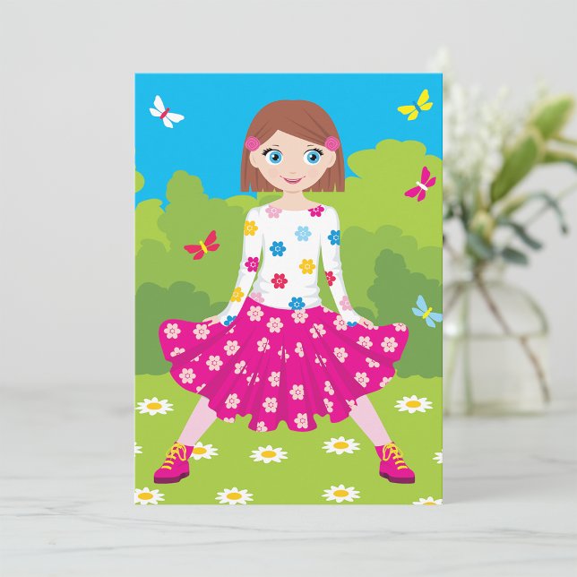 Glad liten flicka med blommor och fjärilar inbjudningar (Skapare uppladdad)