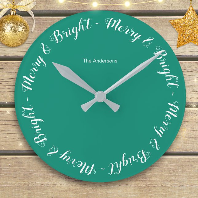 Glad & Lysande Turkos Enkel Jul Rund Klocka (A modern, personalized wall clock in turquoise, with 'Merry and Bright' in script around the edge)
