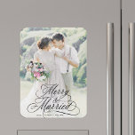 Glad & Nygift Nya Äkta Pars Första Jul Foto Magnet<br><div class="desc">Elegant och romantisk virvlande kalligrafi-bokstavsdesign med ett foto. För mer avancerad anpassning av denna design,  vänligen klicka på den BLÅA DESIGN-VERKTYGSKNAPPEN ovan!</div>