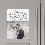Glad & Nygift Nyahemmet Första Julen Foto Magnet<br><div class="desc">Elegant och romantisk virvlande kalligrafi bokstäver med kotte kvistar och ett foto. För mer avancerad anpassning av denna design,  vänligen klicka på den BLÅA DESIGNKNAPPEN ovan!</div>