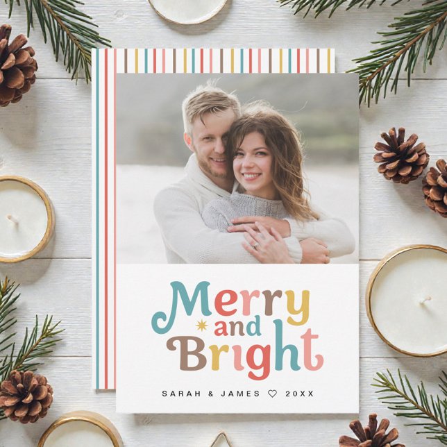 Glad och ljus Modernt foto Färgglad jul Julkort (Modern, fun Merry and bright typography colorful stripes for couple Christmas photo card.)