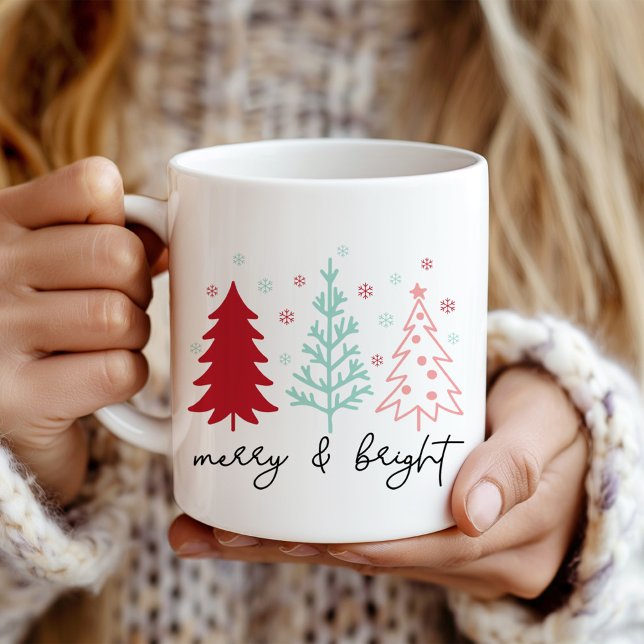 "Glad och Ljus" Rosa och Mint Julgranar Kaffemugg ("Merry and Bright" Pink and Mint Christmas Trees Coffee Mug in a girl's hands.)