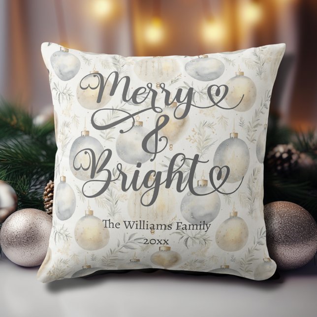 Glad och Ljus Skräddarsydd Guld Silver Jul Kudde (Merry and Bright Custom Gold and Silver Christmas Throw Pillow with Ornaments, Family Name, Year.)