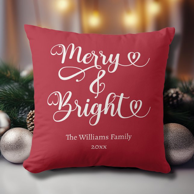 Glad och Ljusande Anpassad Röd Jul Kudde (Custom Merry and Bright Christmas Pillow with Family Name and Year in Christmas Red.)