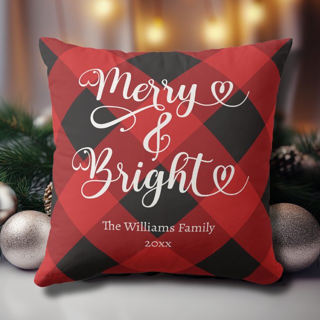 Glad och ljust anpassad rödrutig jul- kudde (Merry and Bright Custom Red and Black Plaid Christmas Pillow with Family Name, Year.)