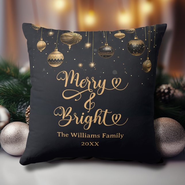 Glad och strålande anpassad svart guld jul kudde (Merry and Bright Custom Christmas Throw Pillow in Black with Gold Ornaments, Family Name, Year.)