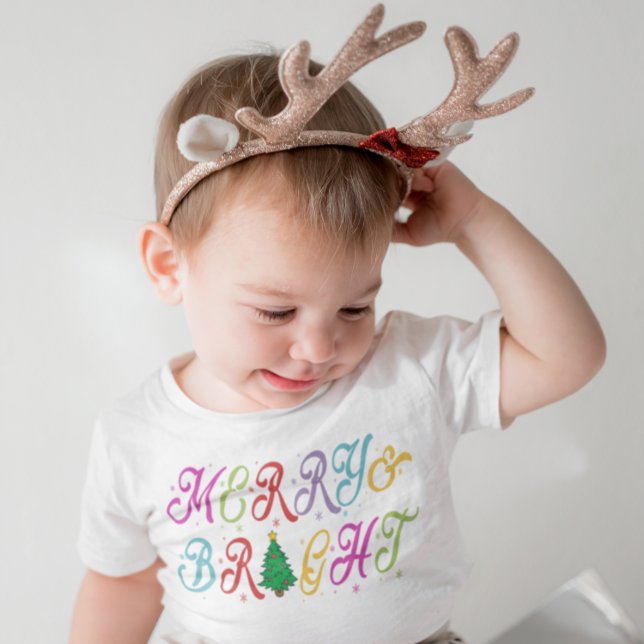 Glad och strålande färgglika julgran t shirt (Merry & Bright Colorful Christmas Tree Toddler T-shirt)