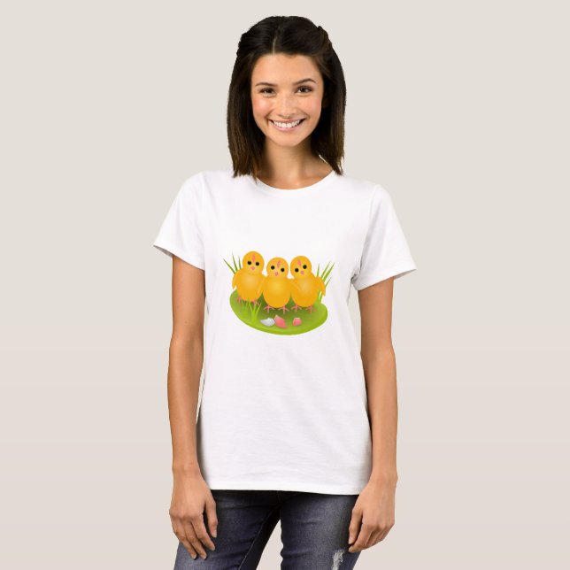Glad påsk gula kycklingar på grönt gräs tee (Hel framsida)